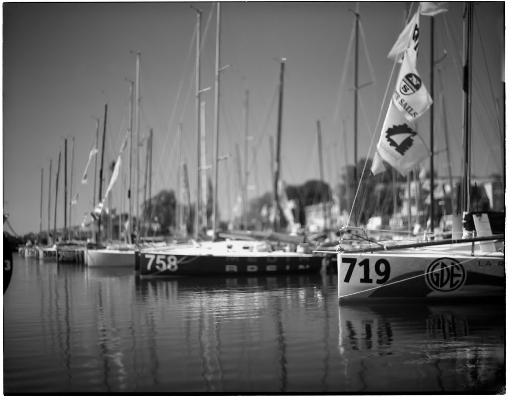 Transats 6.50 - Dans le bassin des grands yachts de La Rochelle. La zone de netteté est réduite et accentue l'effet 'maquette'. Cela sied aux minis...