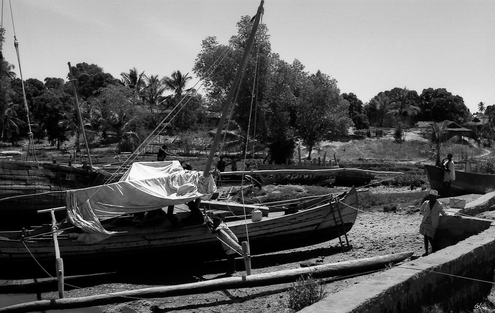 En attendant le départ pour Analalava... - Port d'Antsohihy, Madagascar 1998